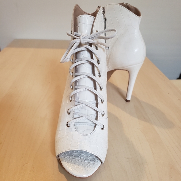 White Croc Embossed 'Roretta' Peep-Toe Bootie by Vince Camuto SIZE 8 - Picture 5 of 8